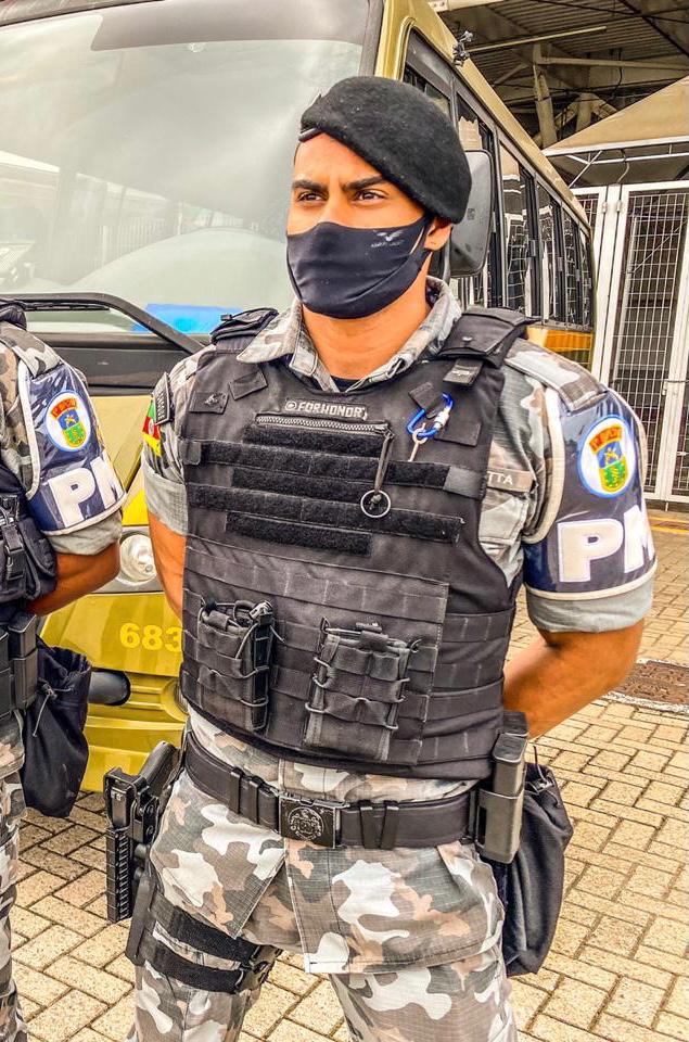 Ir para  <p>Apresentou-se no dia 1 de dezembro o Soldado Zanatta, natural de Porto Alegre, onde trabalhou por 2 anos ao efetivo do&nbsp;1&ordm; Batalh&atilde;o de Choque.</p>

<p>Para seguran&ccedil;a de nossa...